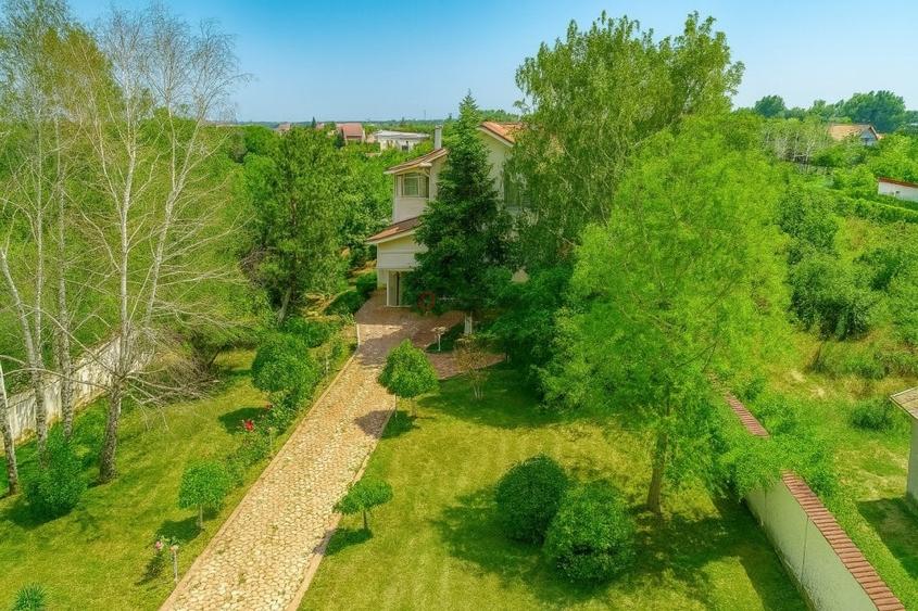 Casă cu 9 camere cu Teren 4500 Mp în Domnești