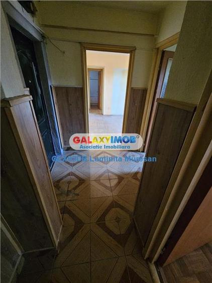 Apartament cu 3 camere semidecomandat în Micro 6