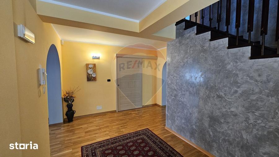 Casă cu 8 camere cu Teren 811 Mp în Obcini