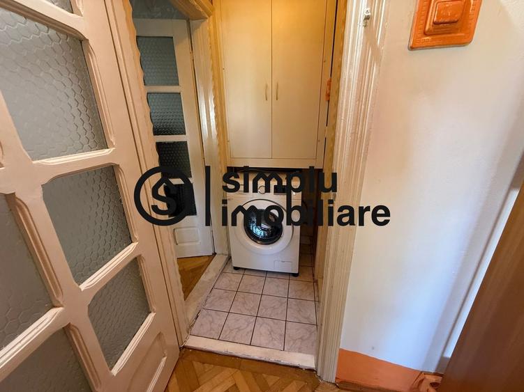 Apartament cu 3 camere semidecomandat, mobilat în Craiovița Nouă