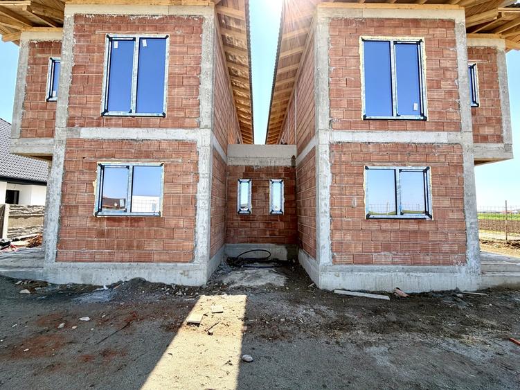 Duplex cu 4 camere cu Canalizare în Sânandrei