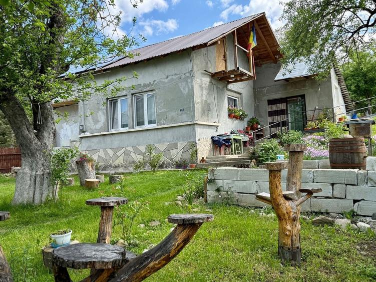 Casă individuală cu 4 camere cu Canalizare în Provița de Sus