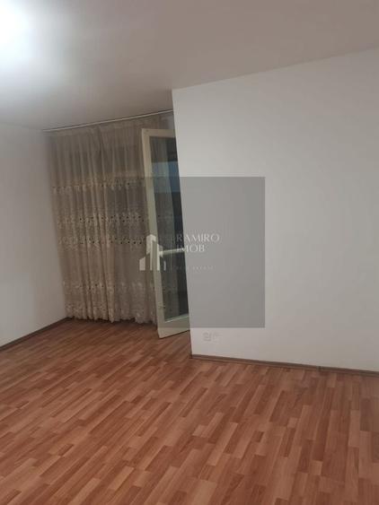 Garsonieră decomandată în Apărătorii Patriei