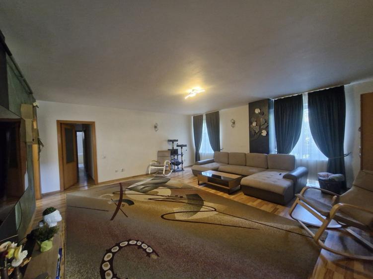 Apartament cu 3 camere decomandat în Șcheia