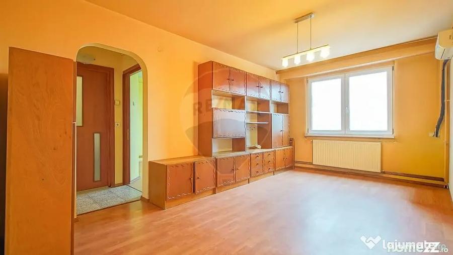 Apartament cu 3 camere decomandat în Astra