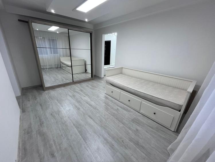 Apartament cu 3 camere semidecomandat, mobilat în Central