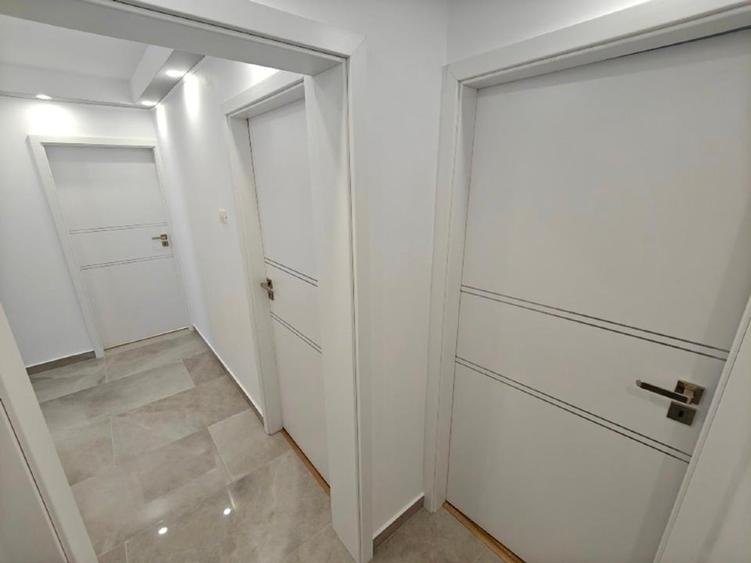 Apartament cu 4 camere decomandat în Drumul Taberei