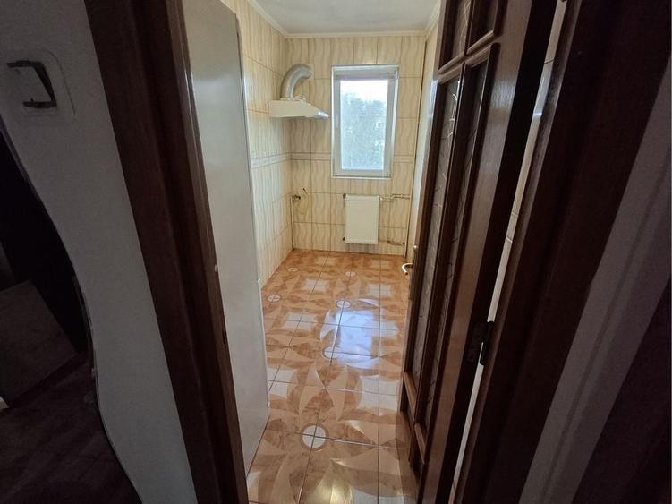 Apartament cu 3 camere semidecomandat în Militari