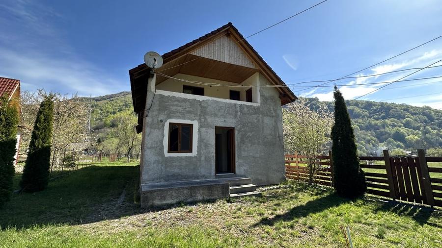 Casă cu 8 camere cu Teren 770 Mp în Lotrioara
