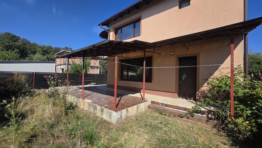 Casă cu 6 camere cu Teren 640 Mp în Grădiștea