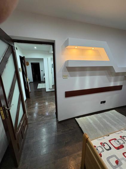 Apartament cu 3 camere semidecomandat în Cetate