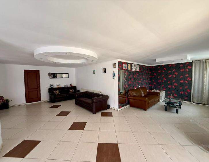 Spațiu comercial, de 420 mp, în Mintia