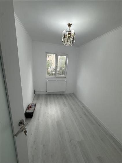 Apartament cu 3 camere semidecomandat în Tomis Nord