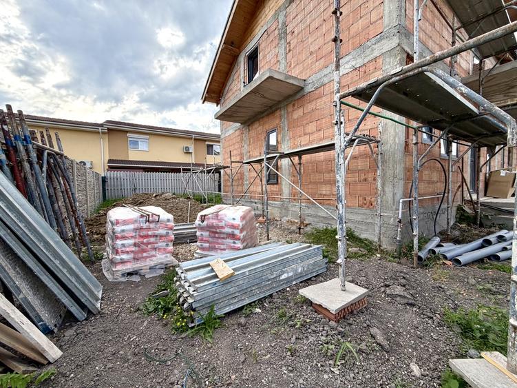 Duplex cu 4 camere cu Canalizare în Sânandrei
