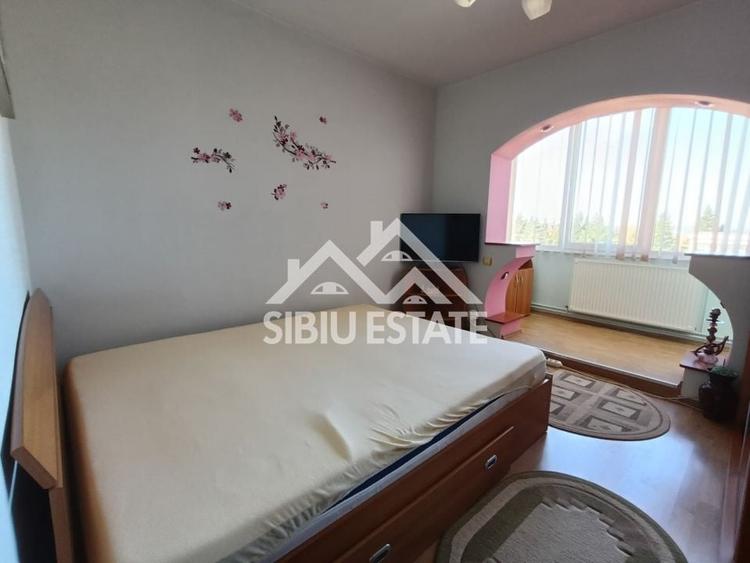 Apartament cu 3 camere decomandat, mobilat în Valea Aurie