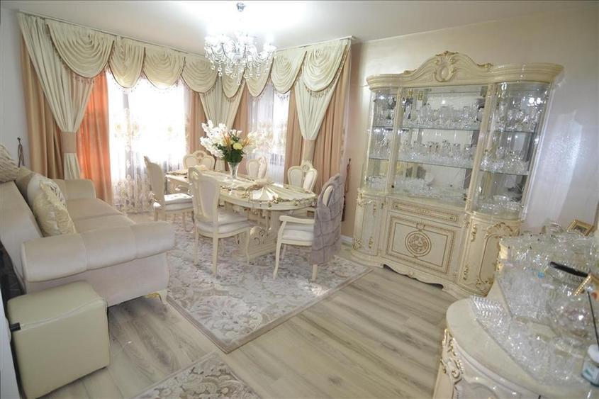 Apartament cu 3 camere decomandat în Noua