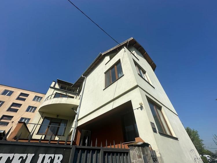 Casă cu 8 camere cu Teren 179 Mp în Craiter
