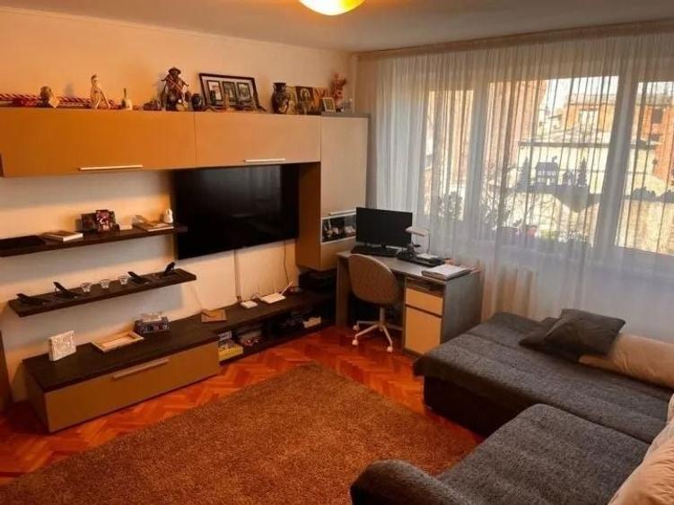 Apartament cu 3 camere semidecomandat, mobilat în Ștefan cel Mare