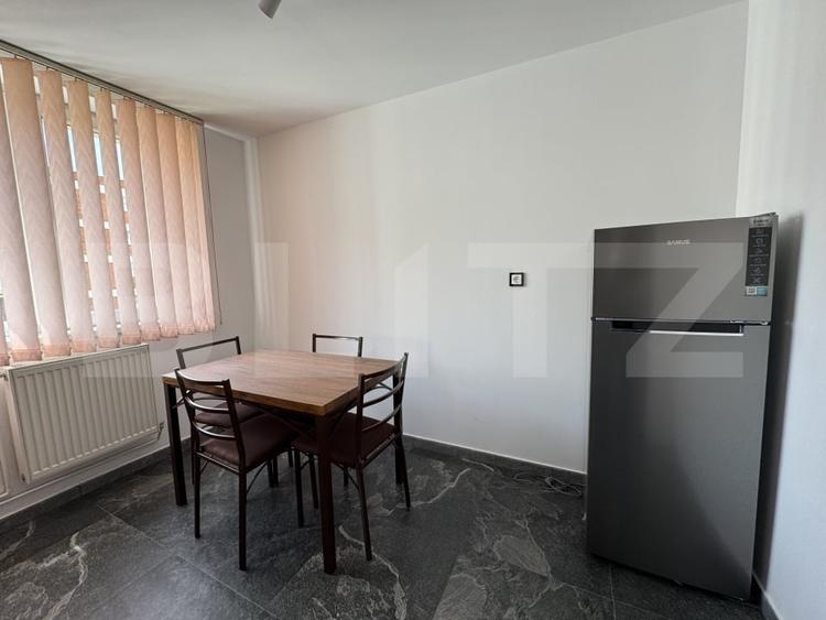 Apartament cu 3 camere semidecomandat, mobilat în Central