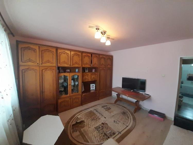 Apartament cu 3 camere decomandat, mobilat în Calea Moldovei