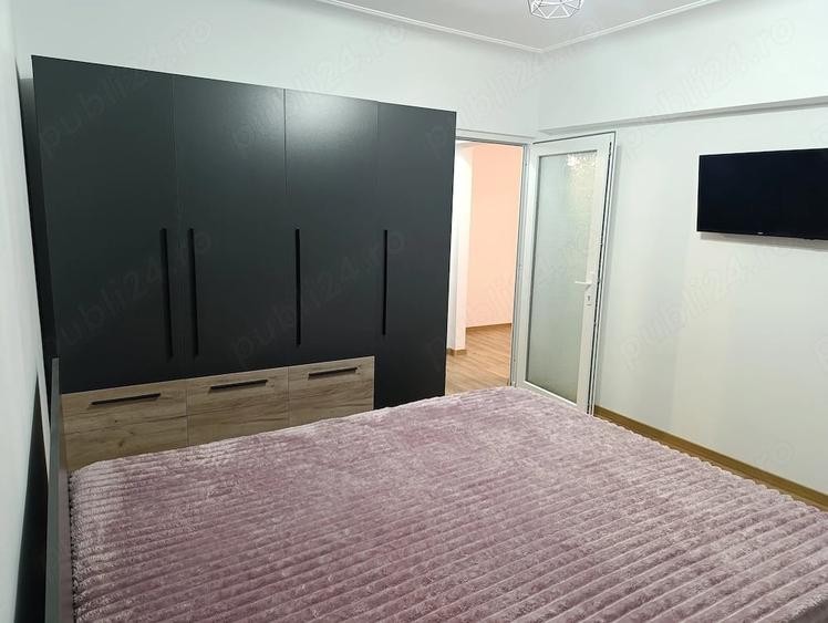 Apartament cu 3 camere semidecomandat în Independenței