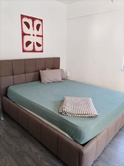 Apartament cu 3 camere semidecomandat în Dămăroaia