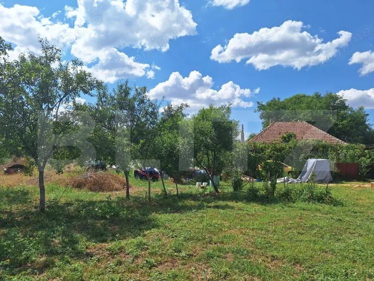 Casă cu 3 camere cu Teren 4600 Mp în Plopi