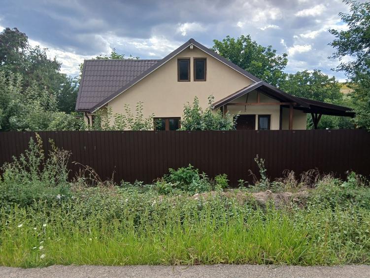 Casă individuală cu 2 camere cu Teren 2500 Mp în Brițcani