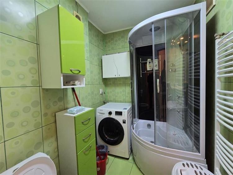 Apartament cu 3 camere semidecomandat în Bucureștii Noi