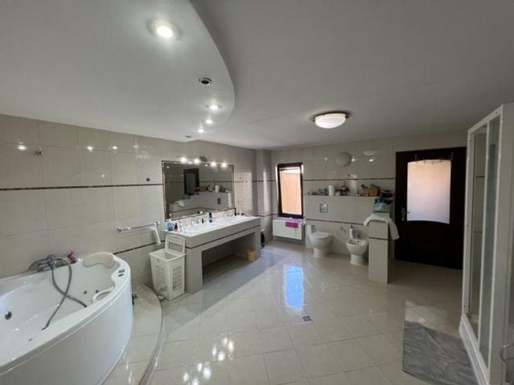 Casă individuală cu 10 camere cu Canalizare în Central