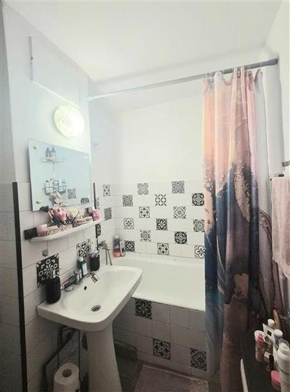 Apartament cu 2 camere semidecomandat, mobilat în Dâmbovița