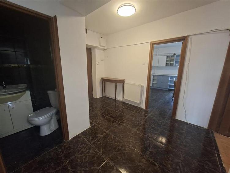 Apartament cu 3 camere decomandat, mobilat în Centru Civic
