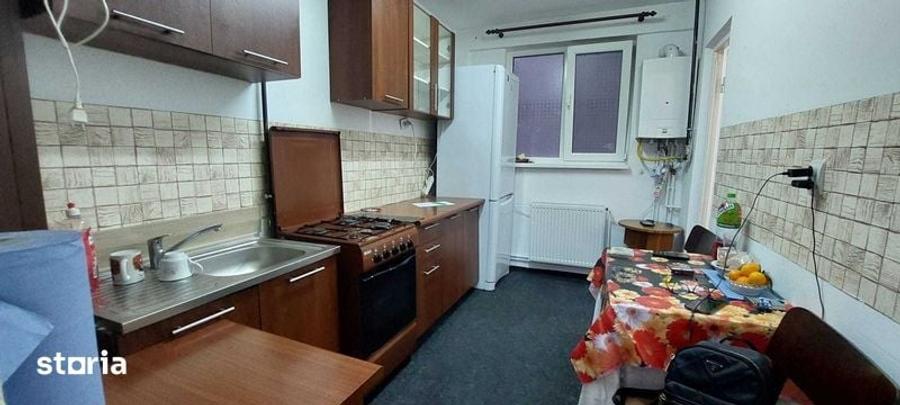 Apartament cu 3 camere decomandat în Tractorul