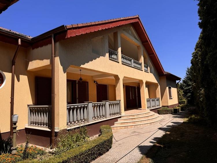 Casă cu 4 camere cu Teren 2200 Mp în Central