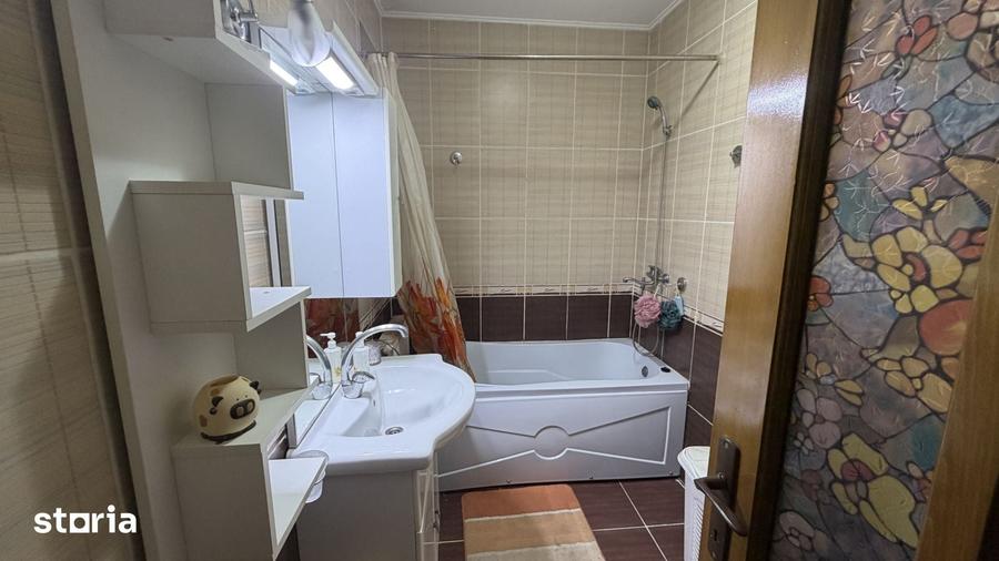 Apartament cu 3 camere semidecomandat în Central