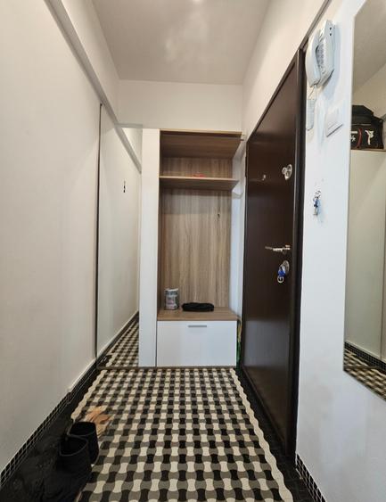 Apartament cu 3 camere semidecomandat, mobilat în Armeneasca
