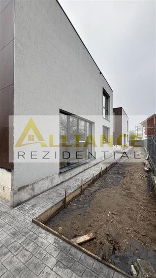Casă individuală cu 3 camere decomandat cu Canalizare în Central