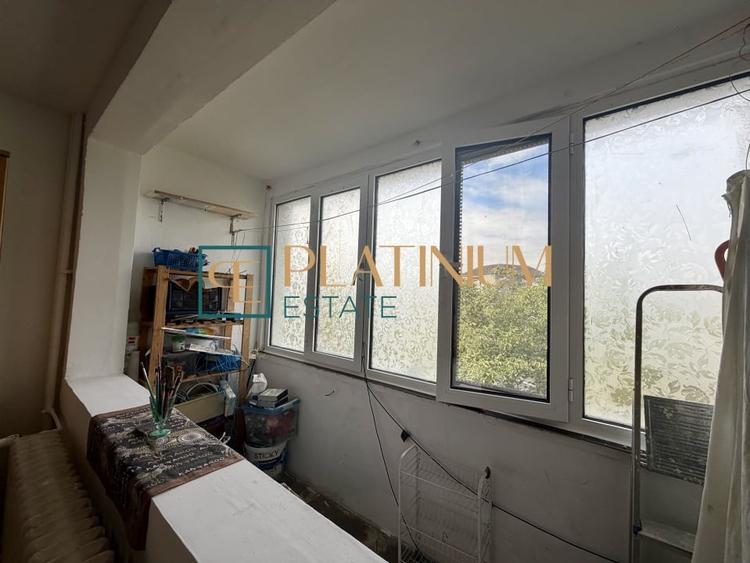 Apartament cu 3 camere decomandat, mobilat în Girocului