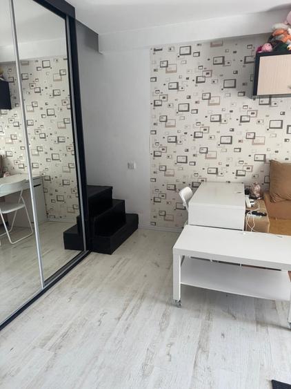 Apartament cu 3 camere semidecomandat în Ozana