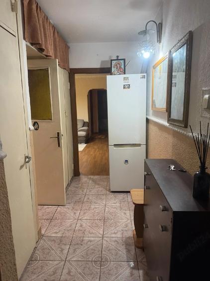 Apartament cu 3 camere semidecomandat în Central