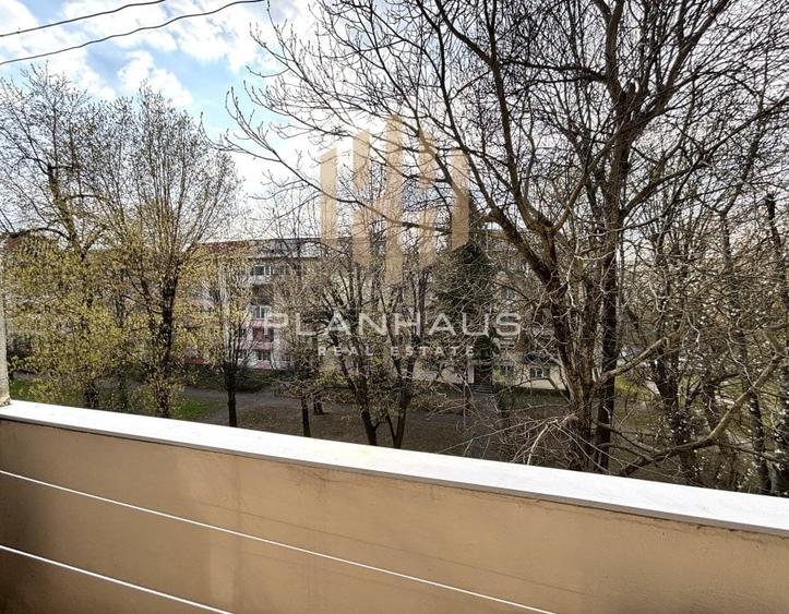 Apartament cu 3 camere semidecomandat, mobilat în Săsar