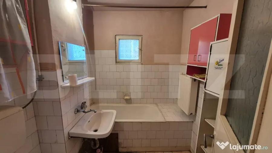 Apartament cu 4 camere semidecomandat în Micro 17