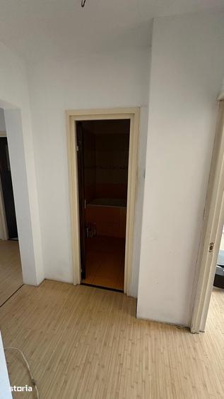 Apartament cu 4 camere semidecomandat în Colentina