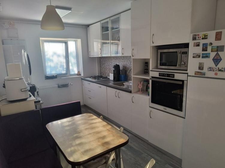 Apartament cu 3 camere decomandat în Drumul Taberei