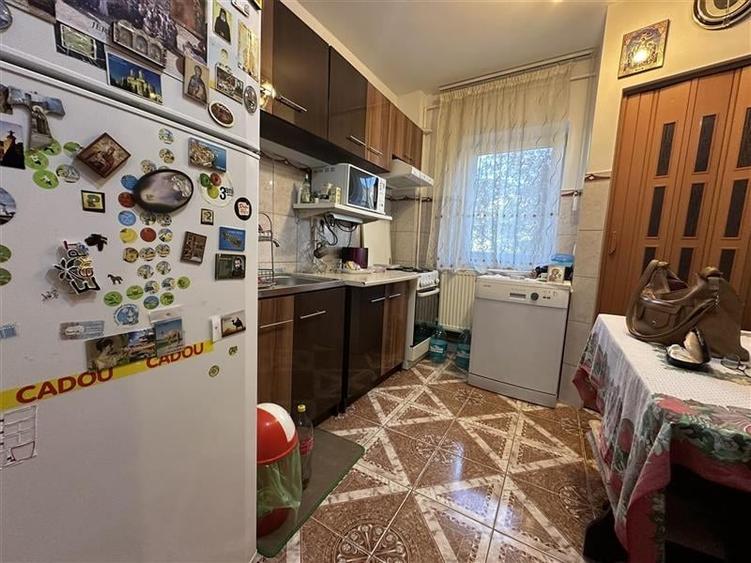Apartament cu 3 camere decomandat, mobilat în Aradului
