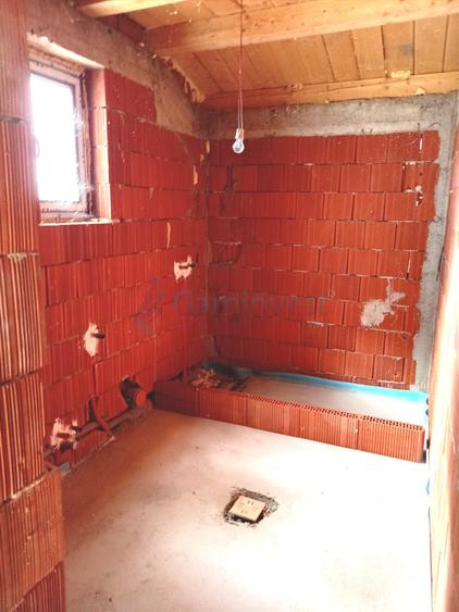 Casă individuală cu 6 camere cu Canalizare în Betfia