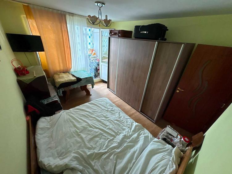 Apartament cu 3 camere semidecomandat în Letea Veche