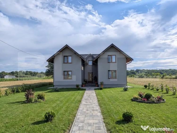 Casă cu 7 camere cu Teren 7500 Mp în Central