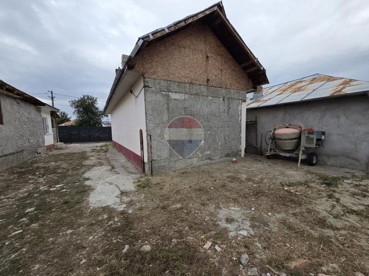 Casă individuală cu 5 camere cu Teren 690 Mp în Obor