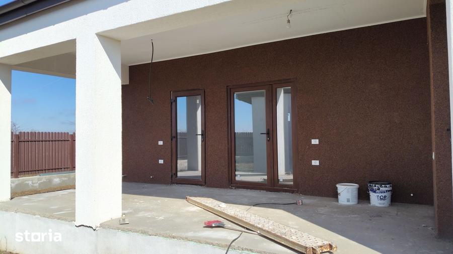 Casă cu 5 camere cu Teren 492 Mp în Glina